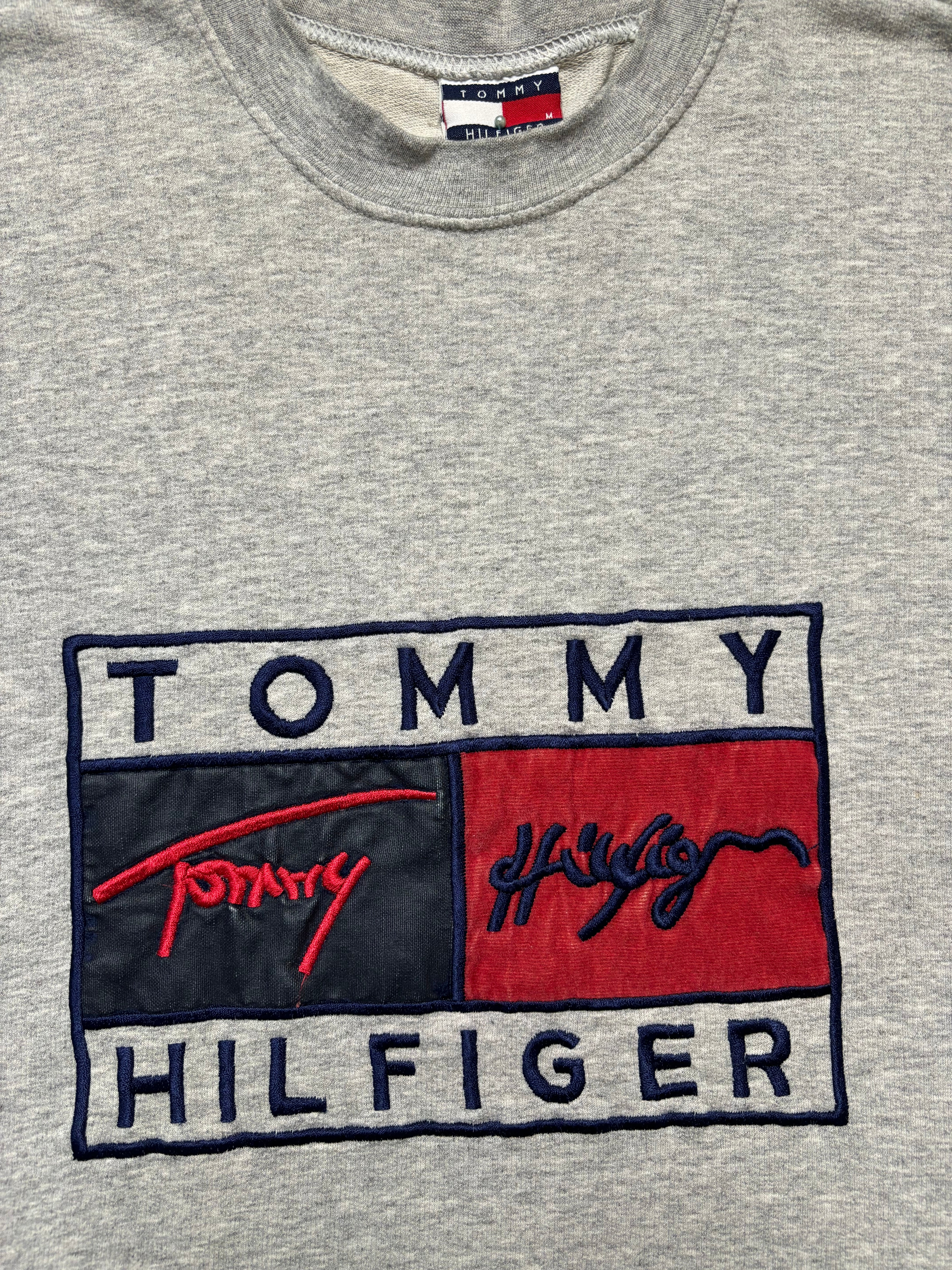 Y2K TOMMY HILFIGER EMBROIDERED TEE (L)