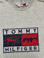 Lade das Bild in den Galerie-Viewer, Y2K TOMMY HILFIGER EMBROIDERED TEE (L)
