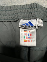 Lade das Bild in den Galerie-Viewer, 90s ADIDAS EMBROIDERED SHORTS (L)
