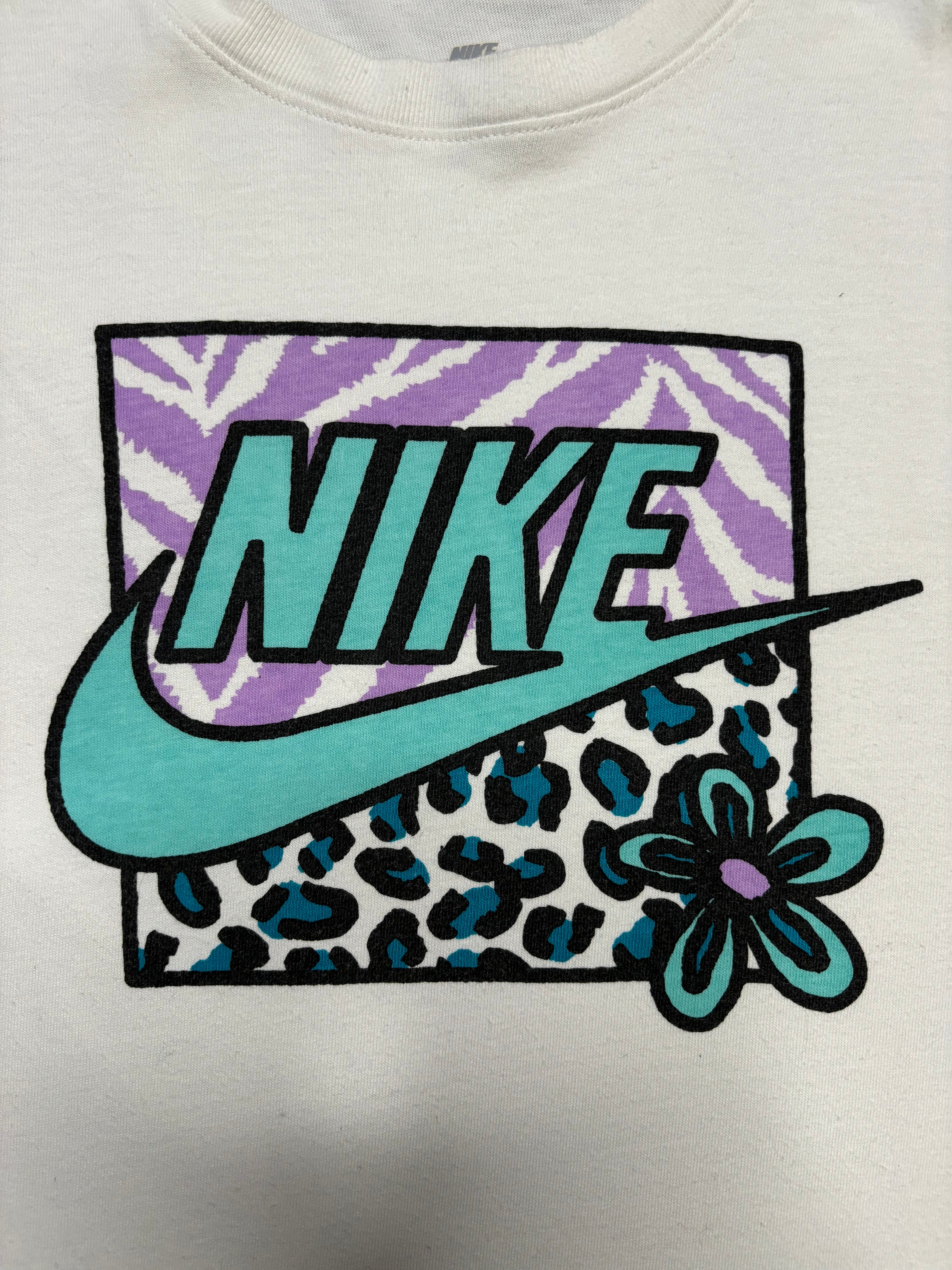 NIKE GRAPHIC LOGO TEE (M)