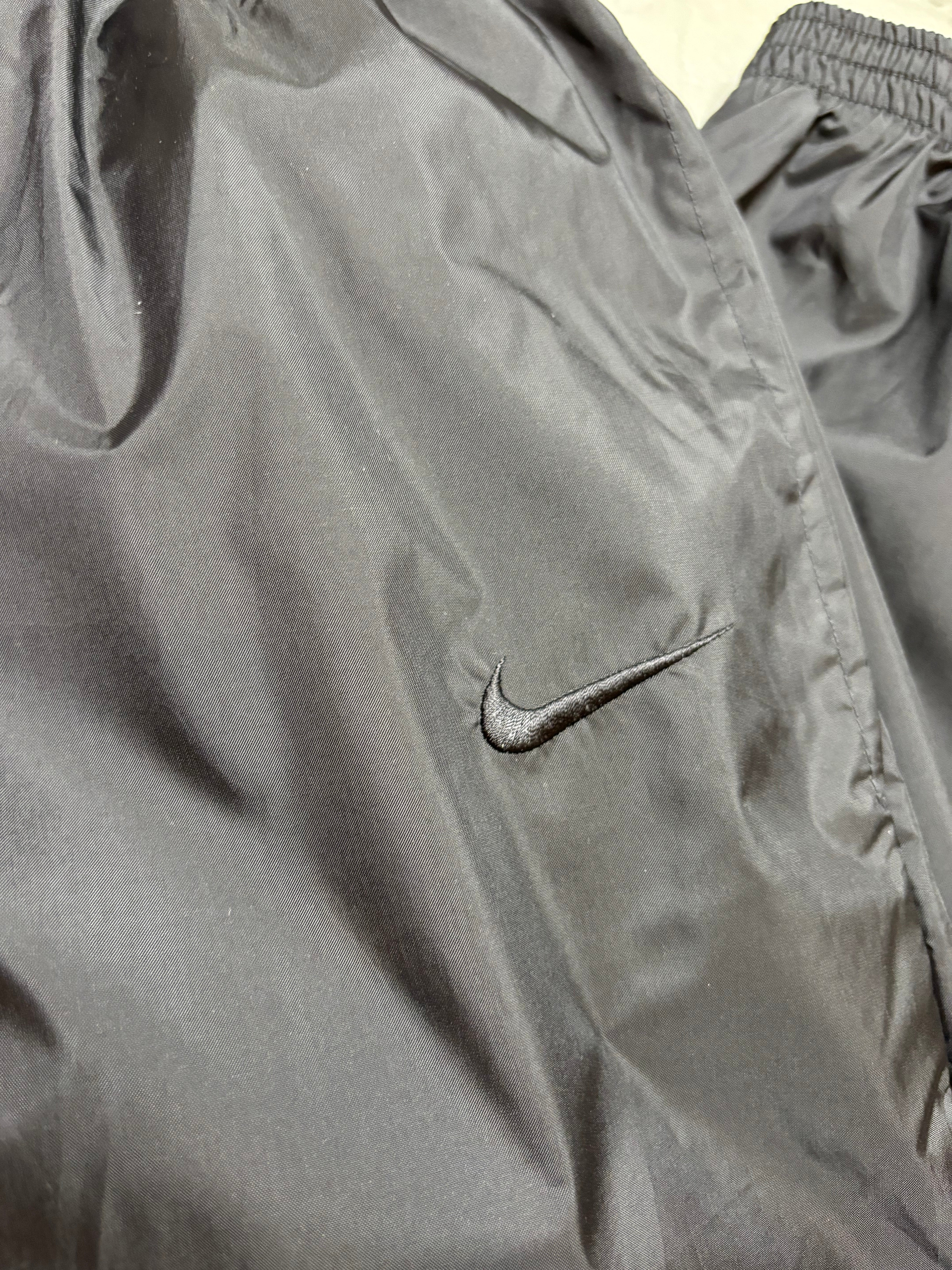 90s NIKE ALLWETTER GESTICKTE TRAININGSHOSE (M)