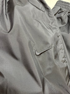 90s NIKE ALLWETTER GESTICKTE TRAININGSHOSE (M)